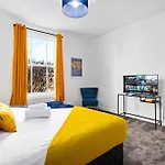 Large Modern Apartment - High-Speed Wifi - Netflix - Street Parking 3Br