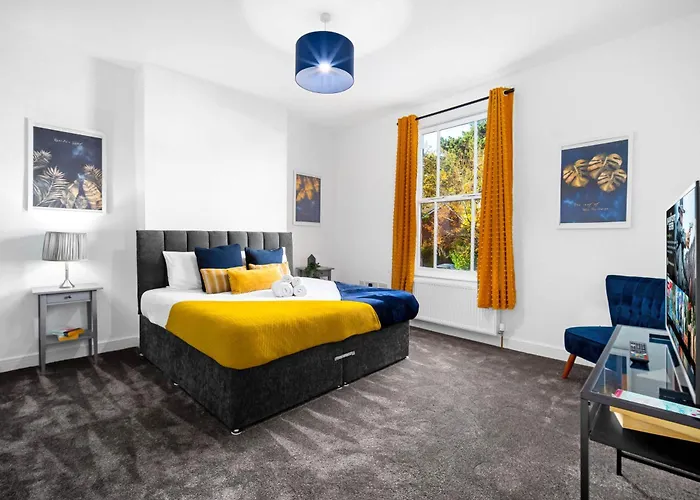 Large Modern Apartment - High-Speed Wifi - Netflix - Street Parking 3Br