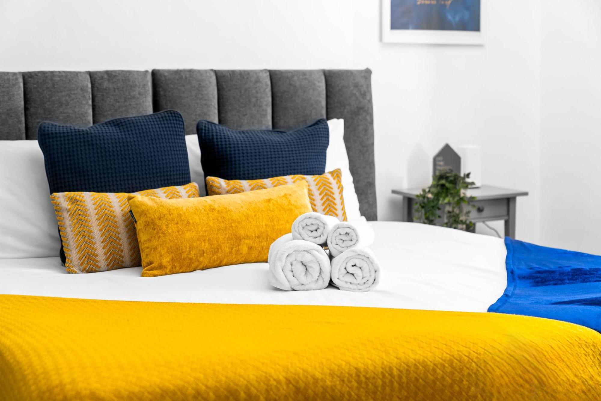Large Modern - High-speed Wifi - Netflix - Street Parking 3br Apartment *