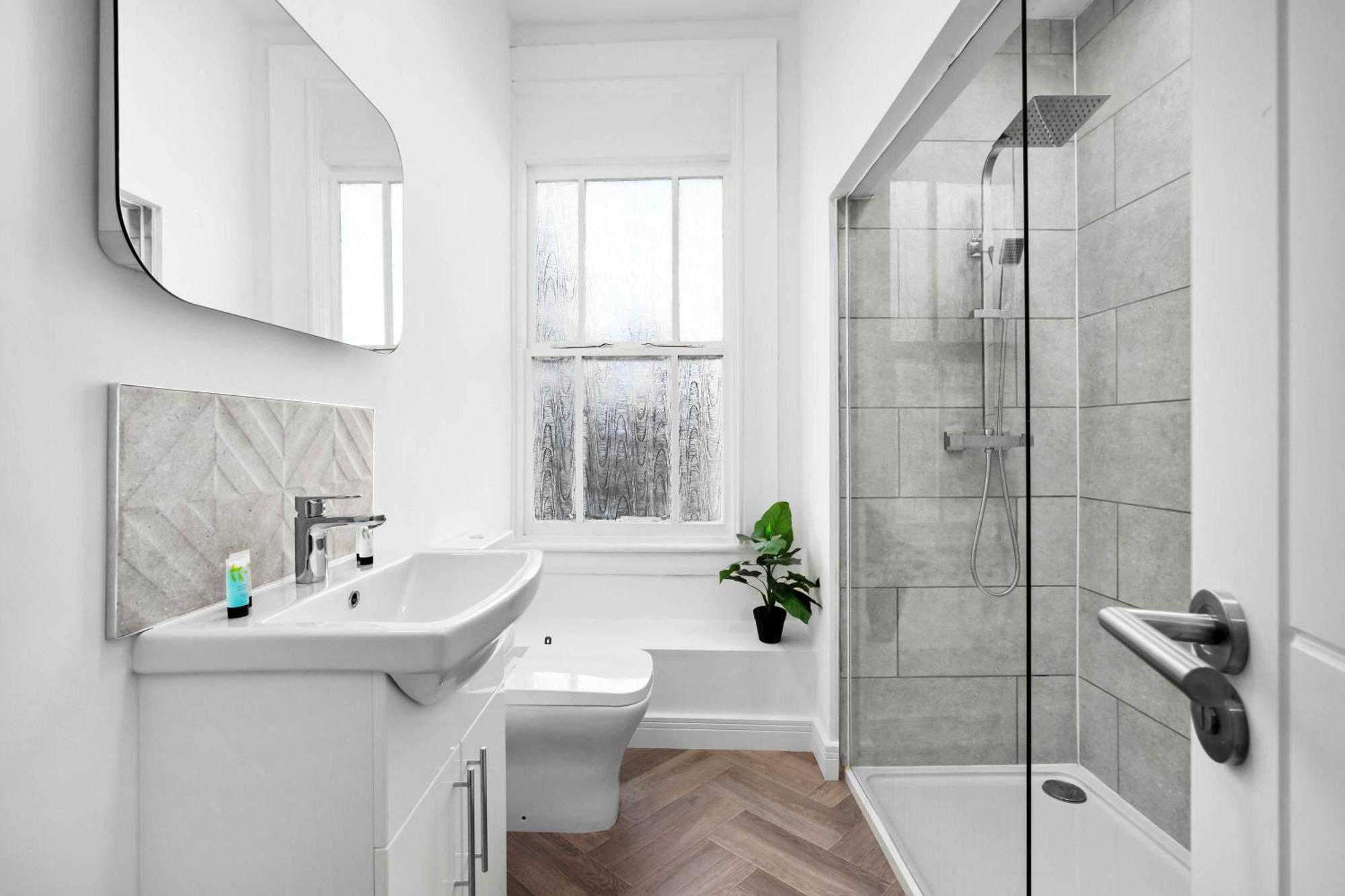 Large Modern - High-speed Wifi - Netflix - Street Parking 3br Apartment