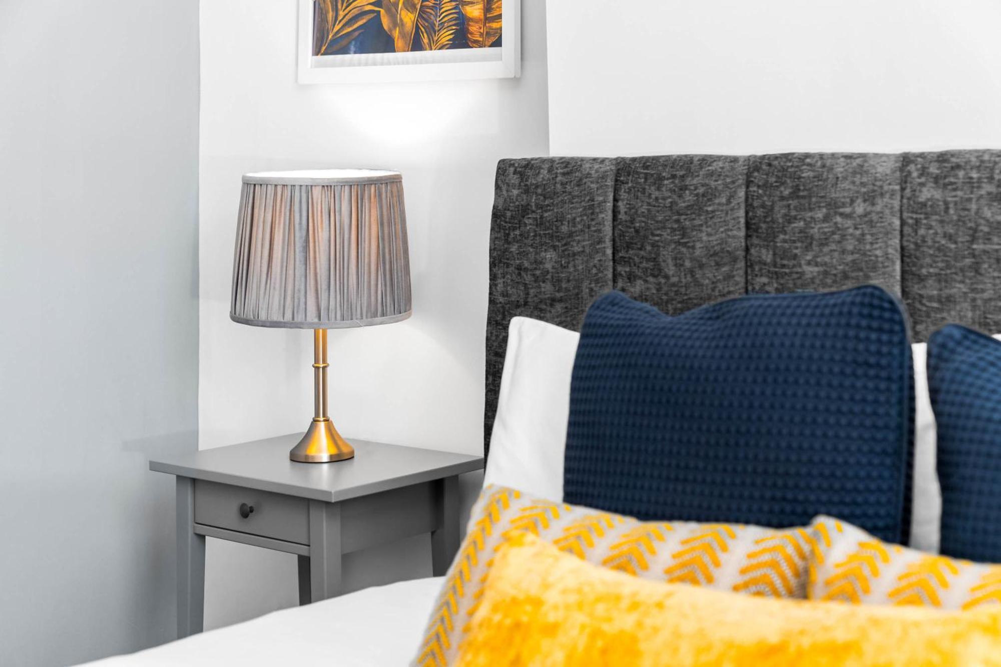 Large Modern - High-speed Wifi - Netflix - Street Parking 3br