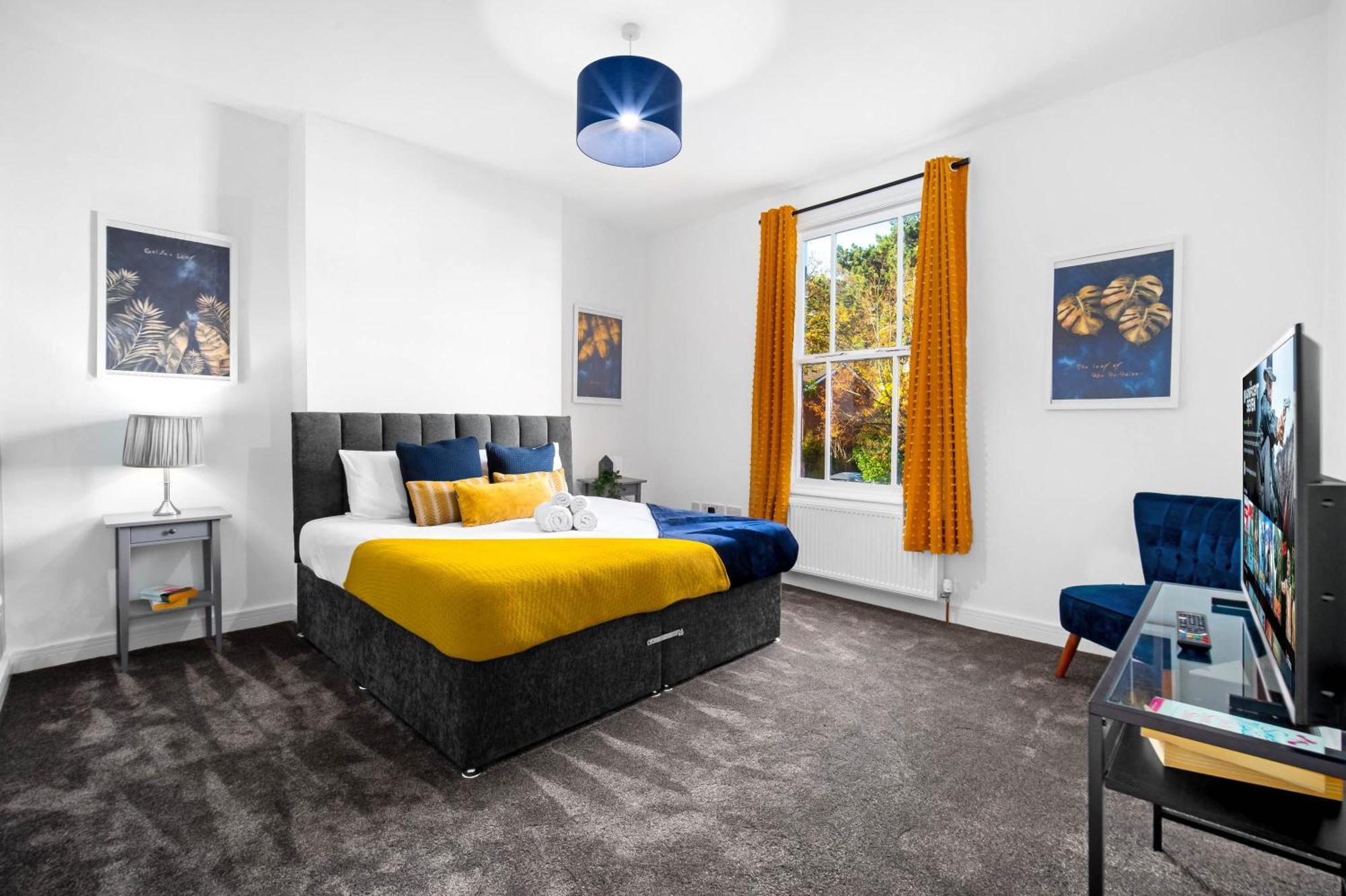 Large Modern - High-speed Wifi - Netflix - Street Parking 3br Apartment *
